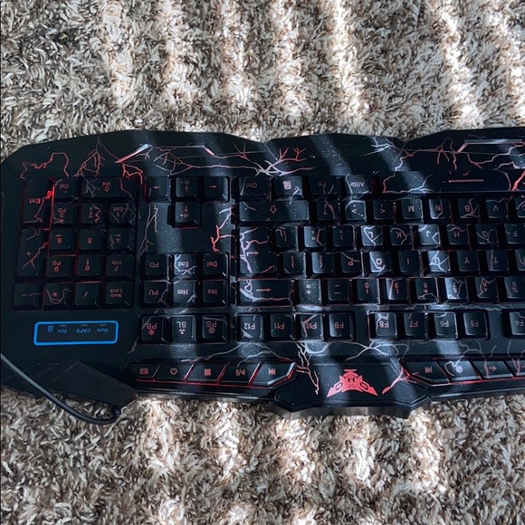 A wired keyboard with led lights - Picture 4 of 5